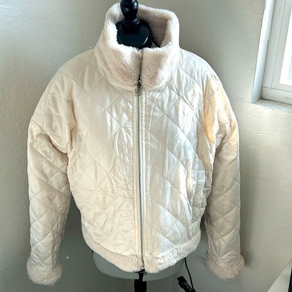 Reversible white faux fur/quilted zip jacket. Size large. NWOT - Picture 3 of 4
